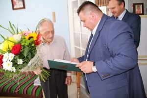 Kierownik PT KRUS w Węgrowie, Adam Kowalczyk przekazuje Jubilatowi list gratulacyjny od Prezesa KRUS