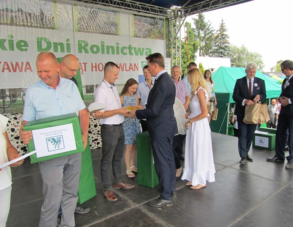 foto: Podsekretarz Stanu w Ministerstwie Rolnictwa i Rozwoju Wsi, Rafał Romanowski, wspólnie  z Wicedyrektor Biura Prewencji w Centrali KRUS, Arletą Wysocką, wręczyli nagrody laureatom konkursu