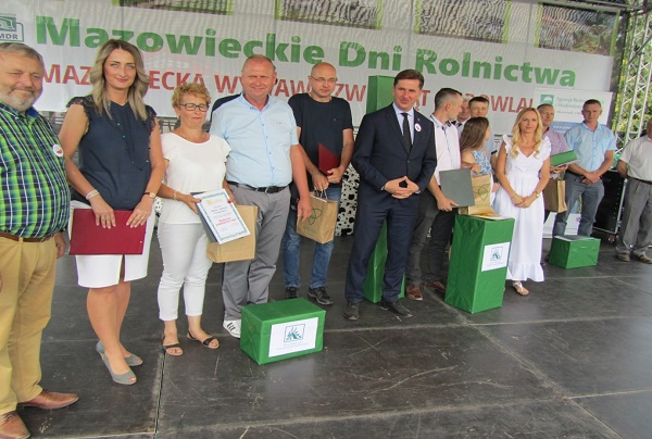foto: Zwycięzcy otrzymali również dyplomy od Prezesa Mazowieckiej Izby Rolniczej, Wiktora Szmulewicza, jak również  upominki i dyplomy  od Dyrektora Mazowieckiego Ośrodka Doradztwa Rolniczego Jarosława Grabowskiego - organizatora wystawy