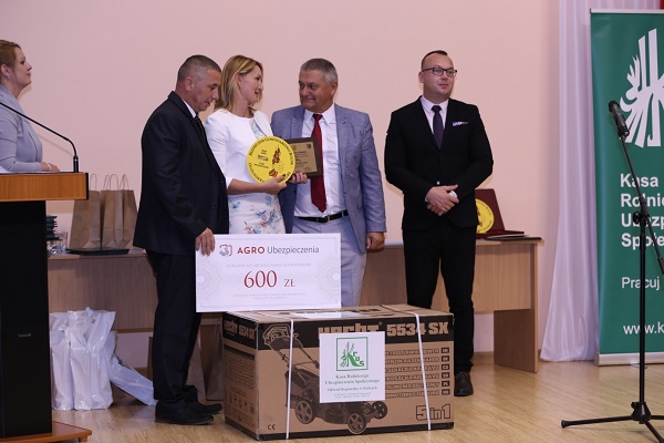 foto: Zdobywcy III miejsca w XVI edycji Ogólnokrajowego Konkursu "Bezpieczne Gospodarstwo Rolne"
