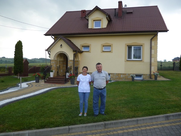 foto: Państwo Agata i Zbigniew Przyjemscy z województwa świętokrzyskiego – zwycięzcy XVI edycji Ogólnokrajowego Konkursu „Bezpieczne Gospodarstwo Rolne”