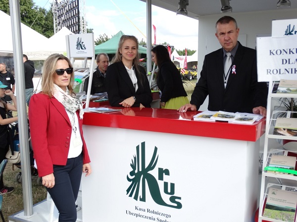 foto: Rolnicy odwiedzający stoisko Kasy podczas targów uzyskali informacje z zakresu ustawowej działalności KRUS oraz otrzymali materiały popularyzujące zasady bezpiecznej pracy w gospodarstwie rolnym