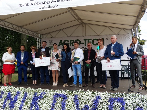 foto: Pierwszego dnia targów, o godz. 12:00, na scenie głównej został podsumowany etap wojewódzki XVI Ogólnopolskiego Konkursu "Bezpieczne Gospodarstwo Rolne". Jego uczestnicy otrzymali puchary, dyplomy oraz nagrody rzeczowe ufundowane przez organizatorów. Dyrektor OR KRUS w Bydgoszczy – Piotr Moskal wręczał laureatom dyplomy