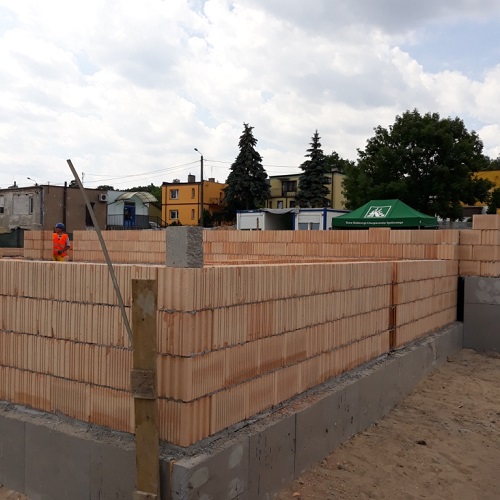 foto: Budynek Placówki Terenowej powstaje na działce podarowanej Kasie przez władze miasta Radziejowa