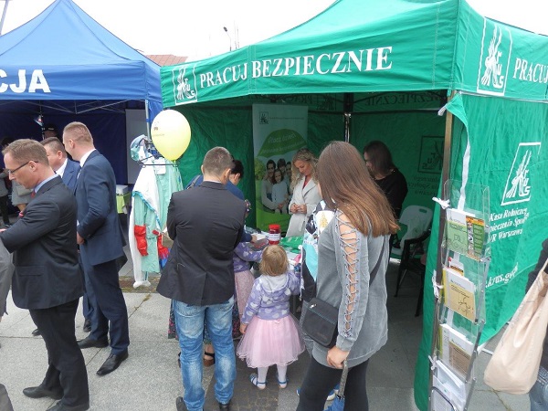 foto: Węgrów. Turniej Smaków. Rolnicy odwiedzają punkt informacyjny KRUS
