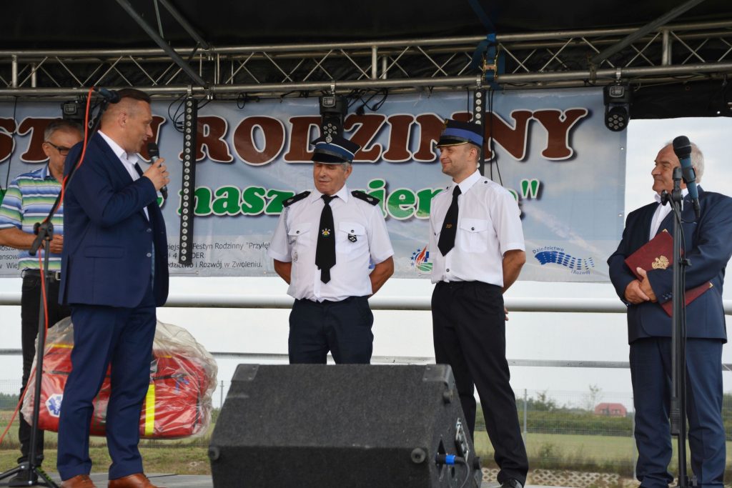 przekazanie sprzętu ratowniczego strażakom