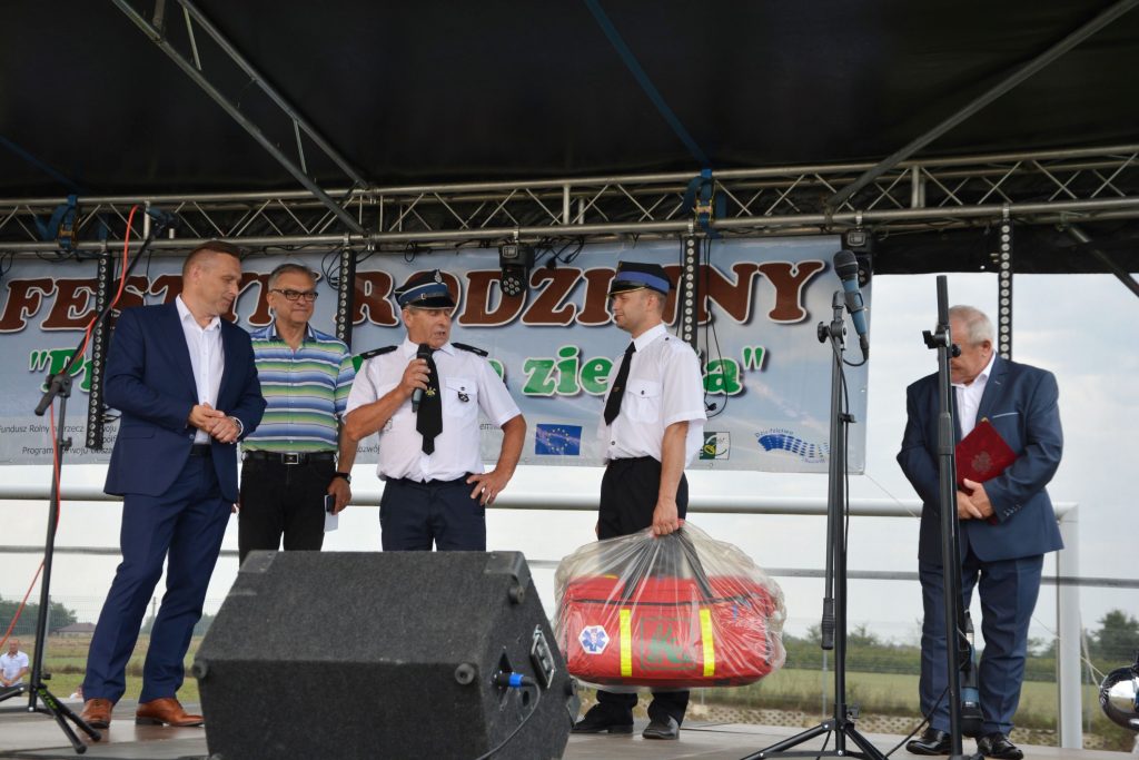 przekazanie sprzętu ratowniczego strażakom