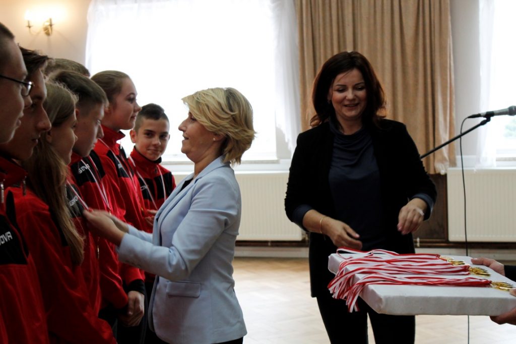 Pani Jolanta Sawicka oraz Kierownik Placówki Terenowej KRUS w Sanoku Pani Gabriela Bałut wręczają pamiątkowe medale