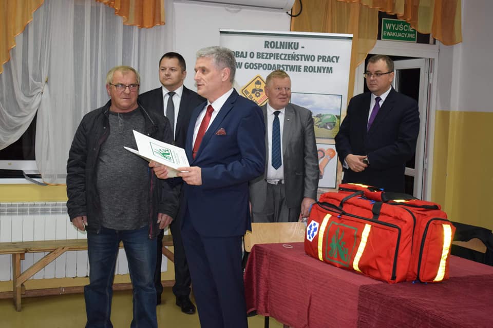 Dyrektor Oddziału Regionalnego KRUS w Łodzi, Pan Tomasz Nowicki, wręczył Prezesowi jednostki zestaw PSP R1