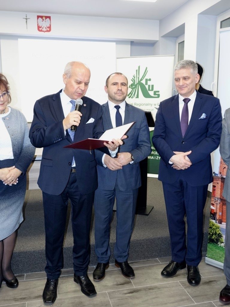 przedstawiciel wojewody składa na ręce dyr. Tomasza Nowickiego list gratulacyjny