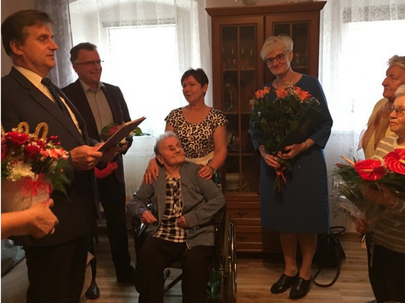 jubilatka i przedstawiciele władz