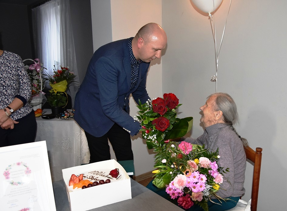W imieniu Kierownictwa Kasy Rolniczego Ubezpieczenia Społecznego kierownik PT KRUS w Rawie Mazowieckiej, Andrzej Kowalik, wręczył jubilatce kwiaty oraz list gratulacyjny z życzeniami dalszych długich lat życia w zdrowiu i pomyślności.