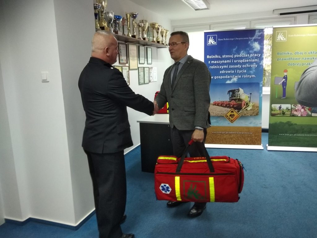 Dyrektor OR KRUS w Koszalinie, Jan Górski, przekazuje zestaw ratownictwa przedlekarskiego R-1 Prezesowi OSP w Płotach, Ryszardowi Bajkowskiemu