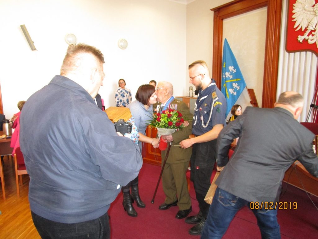 Szanowny Jubilat otrzymał od Kierownika Placówki Terenowej KRUS Anny Węgłowskiej bukiet kwiatów