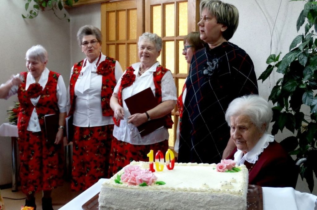 Na zakończenie, Grażyna Lipińska, dyrektor DPS w Łęczycy, zaprosiła uczestników na słodki tort