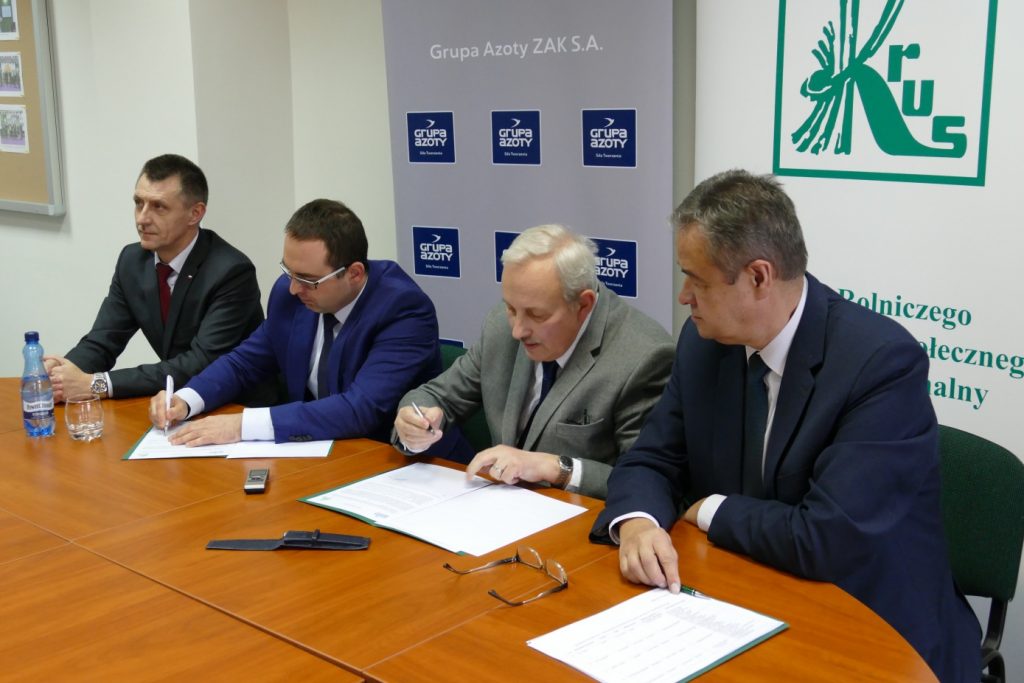Uroczystość podpisania porozumienia przez Lecha Waloszczyka – dyrektora OR KRUS w Opolu i Artura Kamińskiego – wiceprezesa Zarządu Grupy Azoty