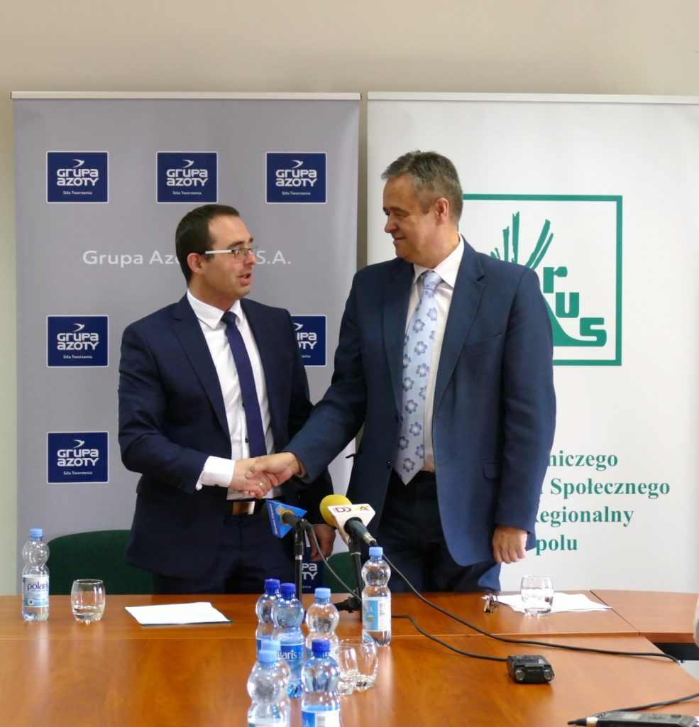 Zastępca Dyrektora OR KRUS w Opolu Pan Piotr Ciona oraz Wiceprezes GRUPY AZOTY Zakładów Azotowych Kędzierzyn-Koźle S.A. Pan Artur Kamiński