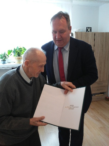 Przedstawiciele KRUS wręczyli Jubilatowi bukiet kwiatów oraz list gratulacyjny i życzenia od Prezes Kasy Rolniczego Ubezpieczenia Społecznego dr Aleksandry Hadzik.