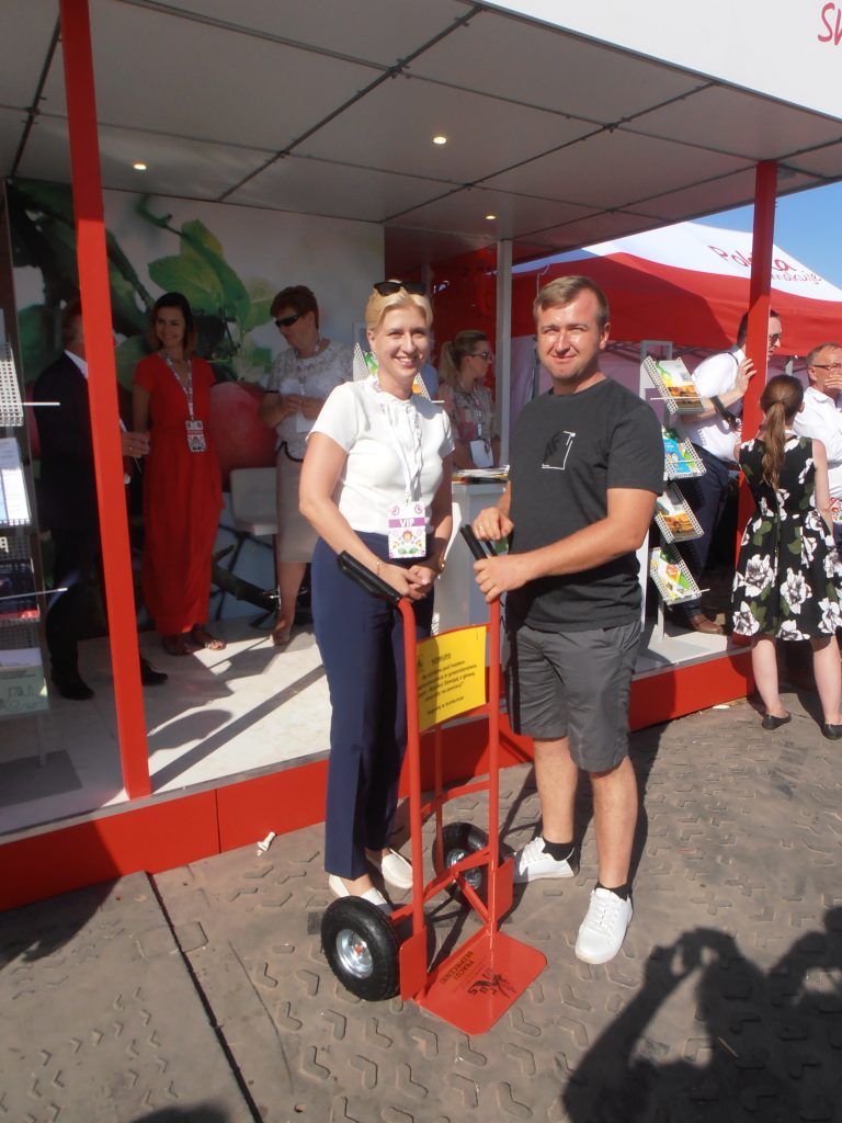 Prezes dr Aleksandra Hadzik ze zdobywcą pierwszego miejsca w konkursie ,,Bezpieczna praca w gospodarstwie rolnym - Rolniku! Dźwigaj z głową, mierz siły na zamiary!"