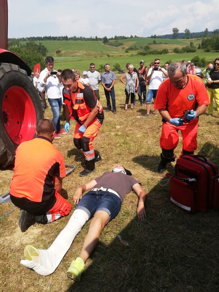 pracownicy KRUS przygotowali upozorowany wypadek, a ratownicy BPR fachowo zaprezentowali udzielanie pomocy