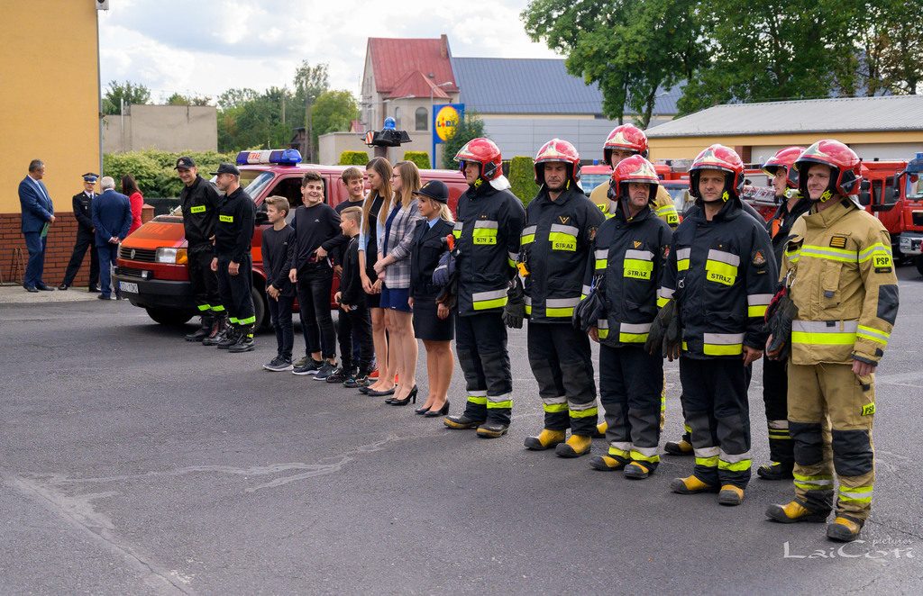 Funkcjonariusze Państwowej Straży Pożarnej w Oleśnie oraz drużyna młodzieżowa OSP Olesno