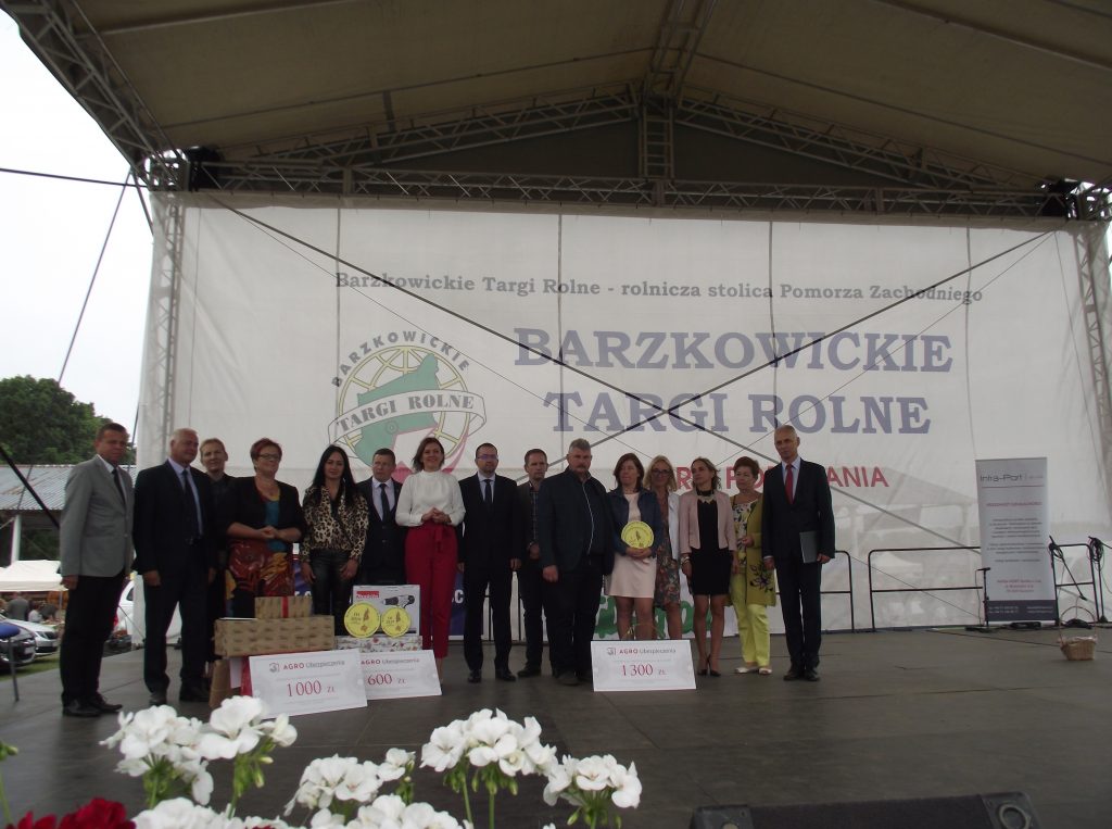 zastępca dyrektora KRUS w Koszalinie, Andrzej Witkowski, wraz z przedstawicielami współpracujących instytucji okołorolnych, wręczył atrakcyjne nagrody rzeczowe, dyplomy, statuetki oraz vouchery laureatom Ogólnokrajowego Konkursu Bezpieczne Gospodarstwo Rolne na etapie wojewódzkim