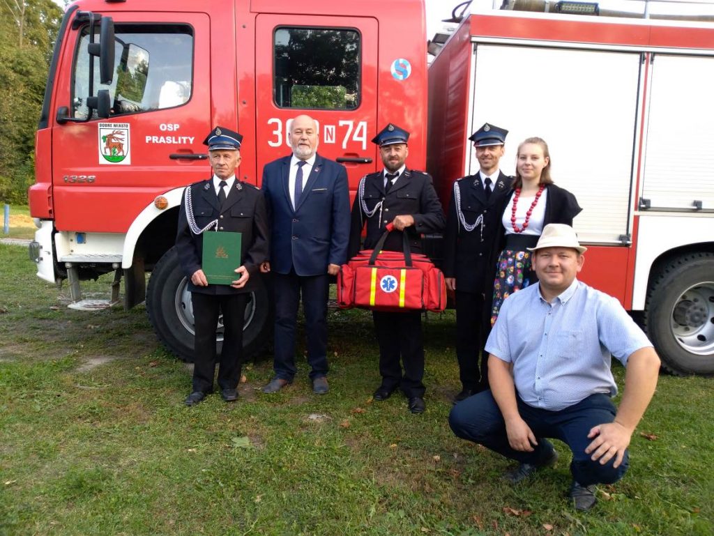 Dyrektor Oddziału Regionalnego KRUS w Olsztynie Henryk Żuchowski przekazał Ochotniczej Straży Pożarnej w Praslitach torbę ratownictwa przedmedycznego.