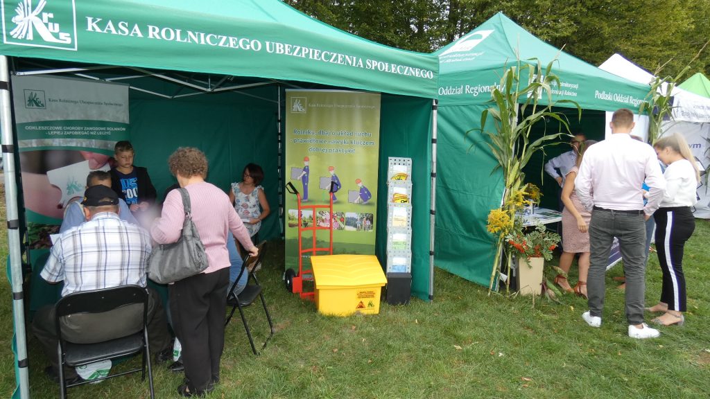 Fot. Stoisko informacyjne Kasy Rolniczego Ubezpieczenia Społecznego