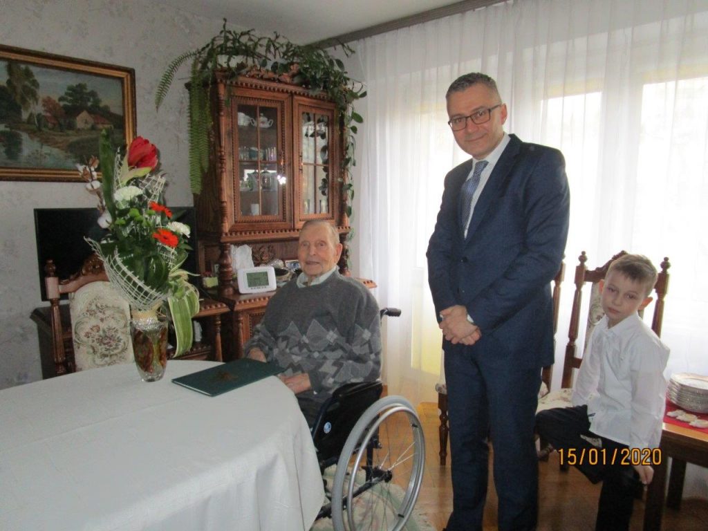 Kierownik PT w Mrągowie wręczył Panu Antoniemu list gratulacyjny oraz dyplom od Pani Prezes KRUS Aleksandry Hadzik
