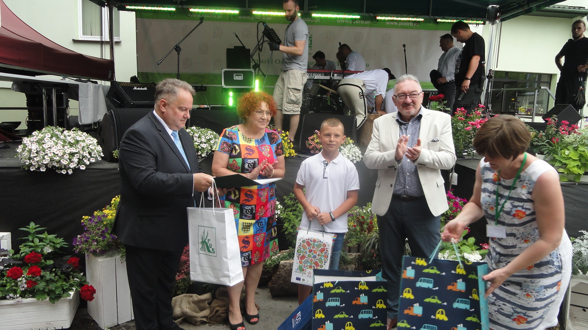Wiktor Masłowski odbiera nagrody w trakcie Dni Otwartych Drzwi Podkarpackiego Ośrodka Doradztwa Rolniczego w Boguchwale