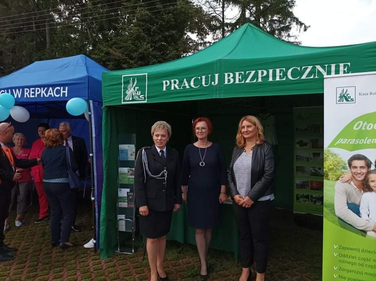 Stoisko informacyjne KRUS - pracownicy Placówki Terenowej w Sokołowie Podlaskim z przedstawicielką OSP Repki
