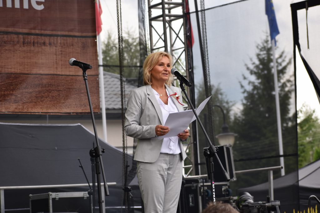 Kierownik Placówki Terenowej KRUS w Żyrardowie Beata Stępniewska odczytuje list z podziękowaniami dla rolników