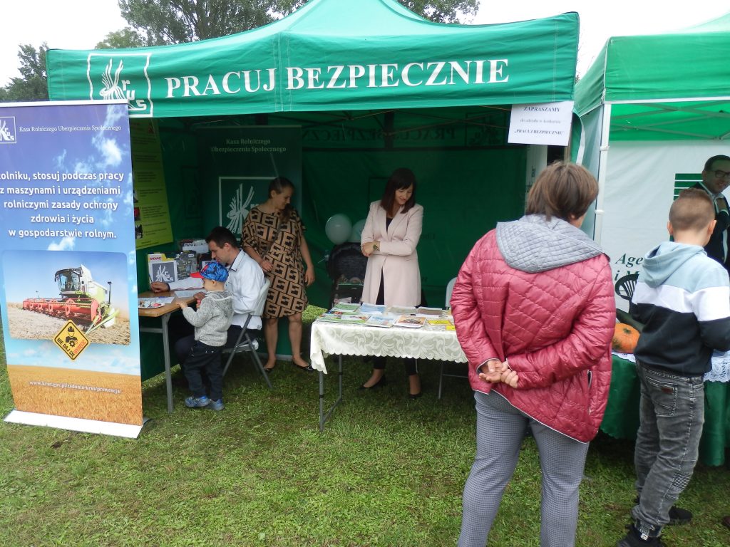 Dożynki Gminno-Parafialne w Huszlewie - stoisko informacyjne Kasy Rolniczego Ubezpieczenia Społecznego