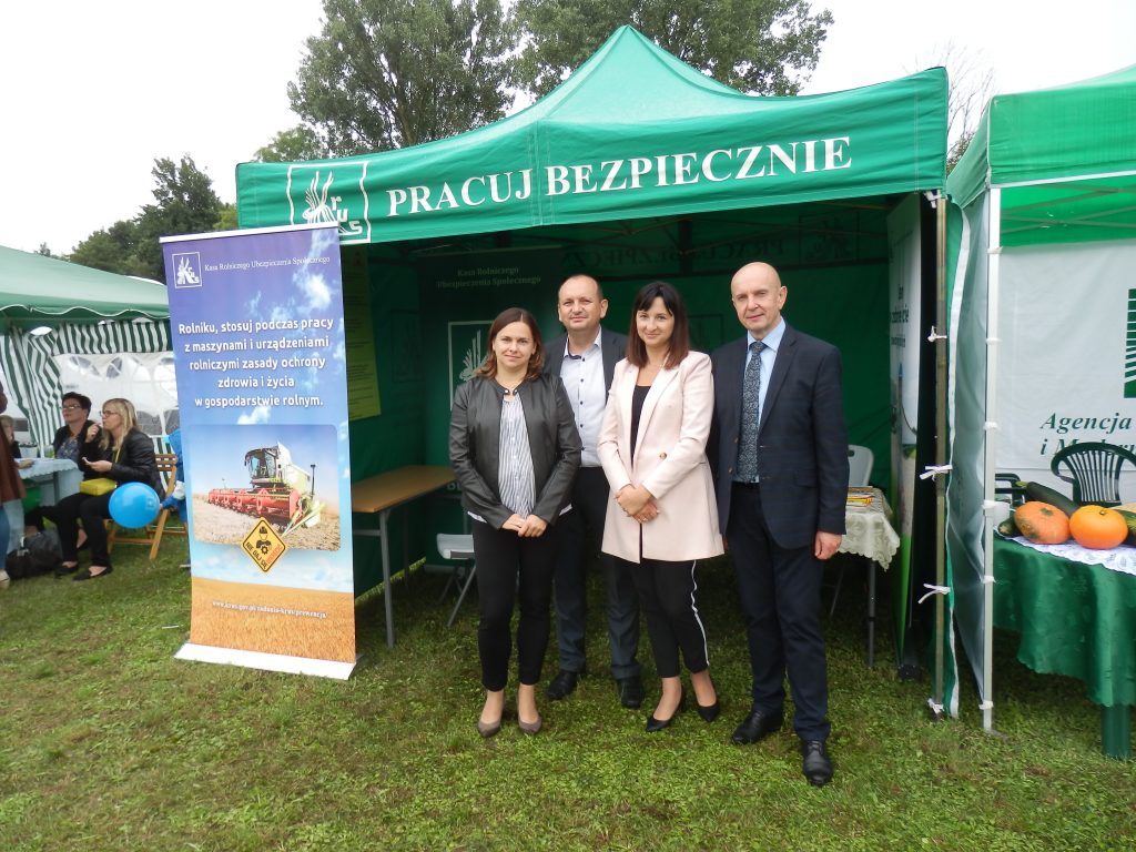 Dożynki Gminno-Parafialne w Huszlewie - stoisko informacyjne Kasy Rolniczego Ubezpieczenia Społecznego