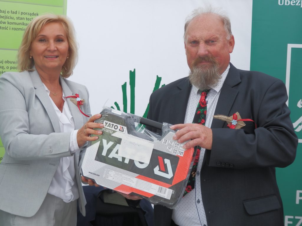 Kierownik Placówki Terenowej KRUS w Żyrardowie Beata Stępniewska wręcza nagrodę laureatowi konkursu dla rolników 