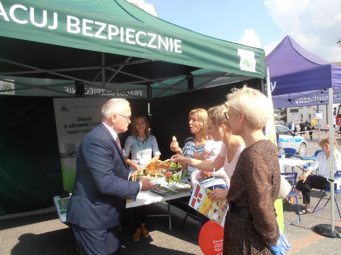 Odwiedzjący przy stoisku KRUS