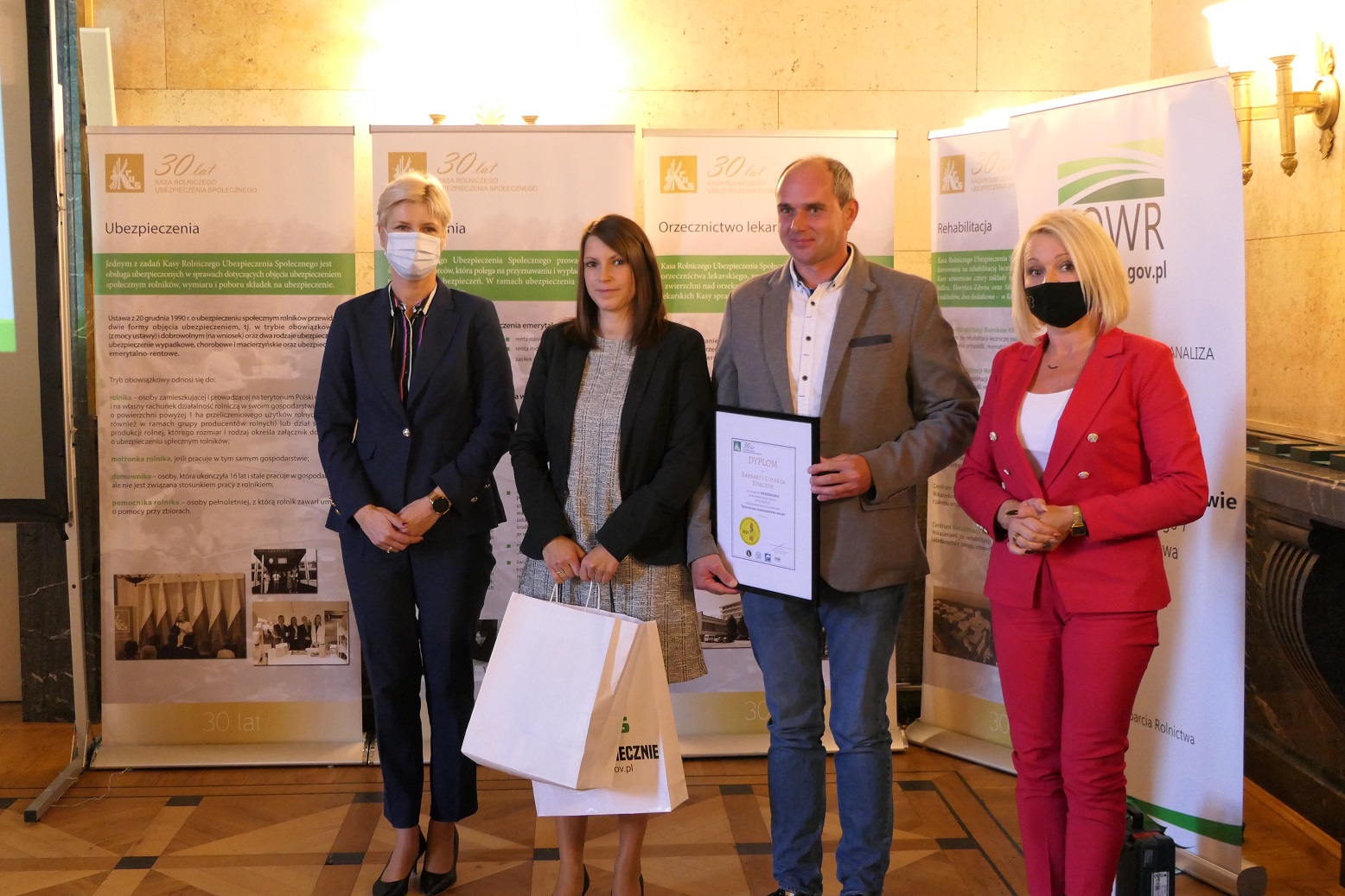 Prezes Kasy Rolniczego Ubezpieczenia Społecznego dr Aleksandra Hadzik z laureatami wojewódzkiego etapu konkursu BGR