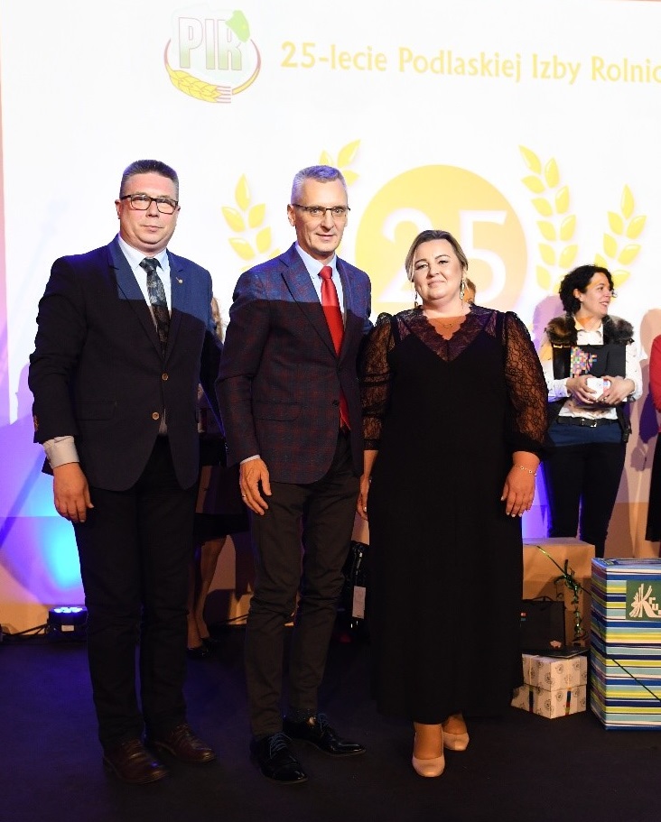 Laureatka I miejsca Pani Jolanta Wielgat z przedstawicielami Oddziału: Dyrektorem OR KRUS w Białymstoku Jackiem Jarmołowiczem i Kierownikiem ZPRO Krzysztofem Koziołem.
