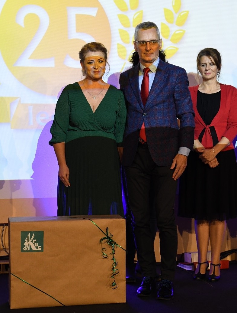 Justyna Łuba – wyróżniona przez OR KRUS w Białymstoku za zastosowanie bezpiecznych rozwiązań w gospodarstwie rolnym, na zdj. z Dyrektorem OR KRUS w Białymstoku Jackiem Jarmołowiczem.