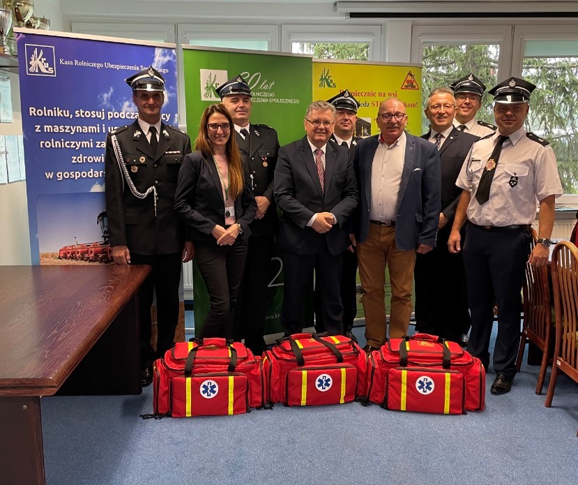 Uroczyste przekazanie zestawów ratownictwa przedlekarskiego dla OSP w Krupach, Słowinie i Wilkowicach