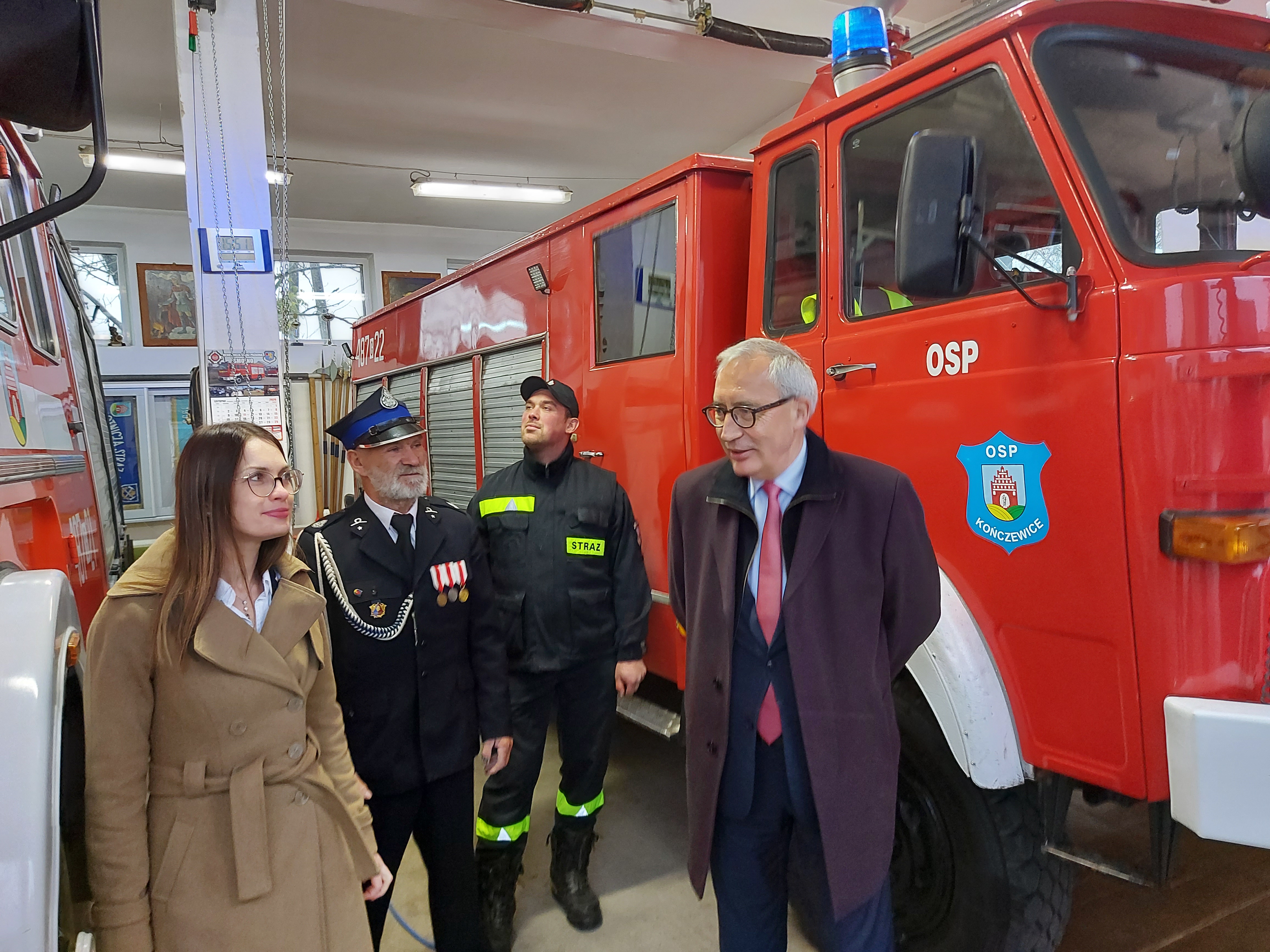 Wręczenie zestawu ratownictwa przedlekarskiego jednostce OSP w Kończewicach