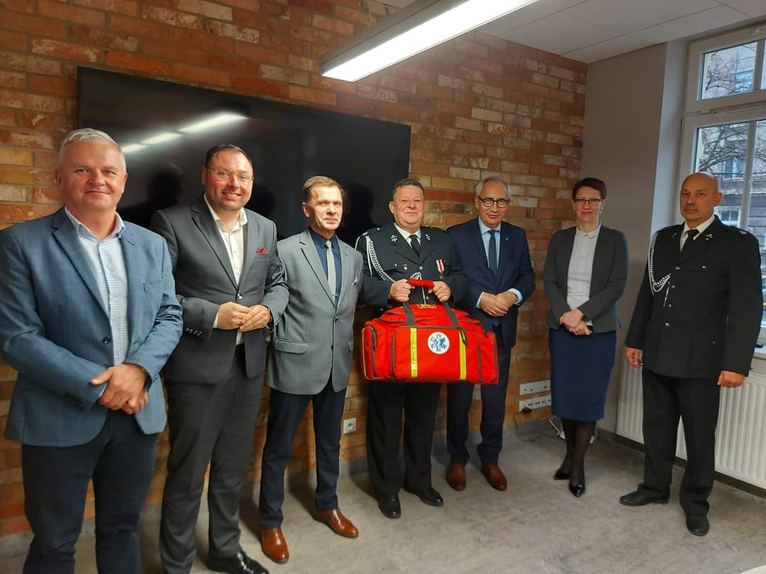 Wręczenie torby medycznej Druhom z Ochotniczej Straży Pożarnej w Rokocinie