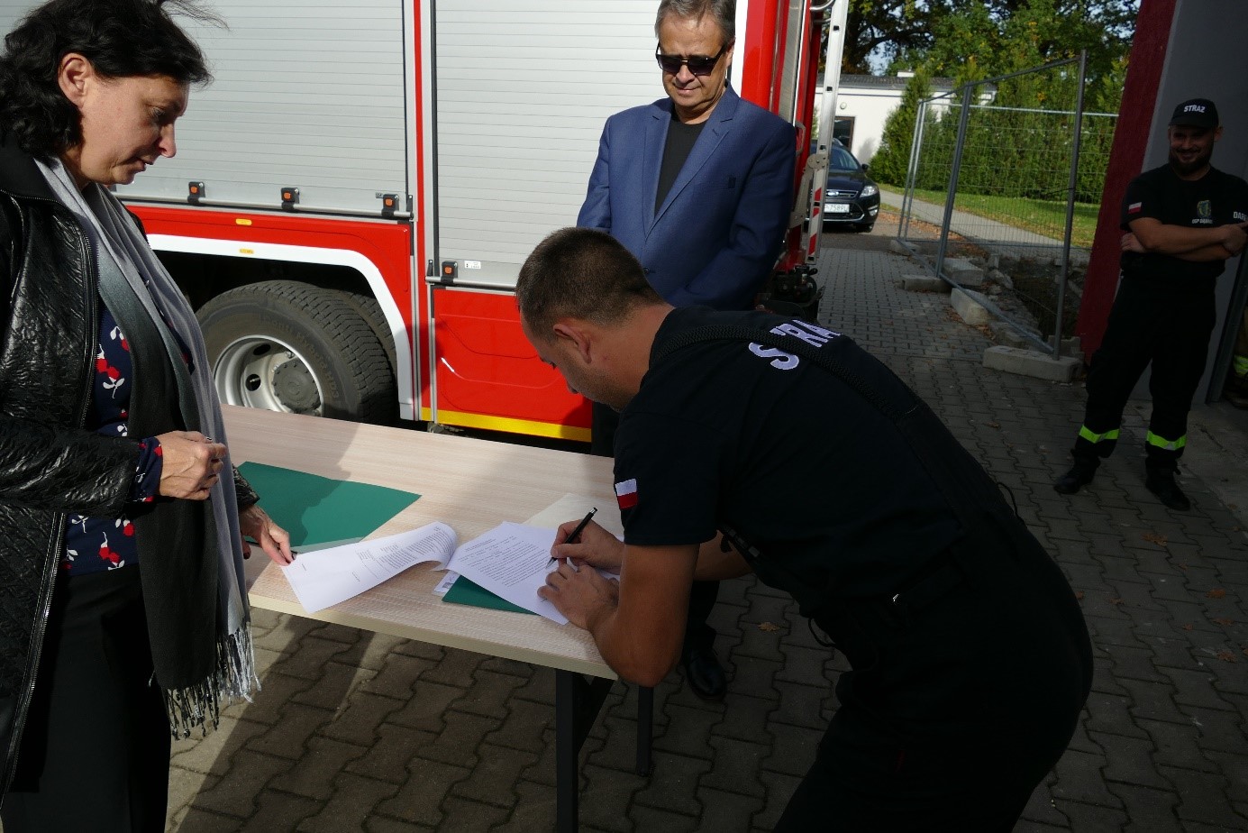 Na zdjęciu Zastępca Dyrektora OR Piotr Ciona, Kierownik Samodzielnego Referatu Prewencji, Rehabilitacji i Orzecznictwa Lekarskiego Joanna Skuratowicz, Prezes OSP Dąbrowa Dawid Zielonka