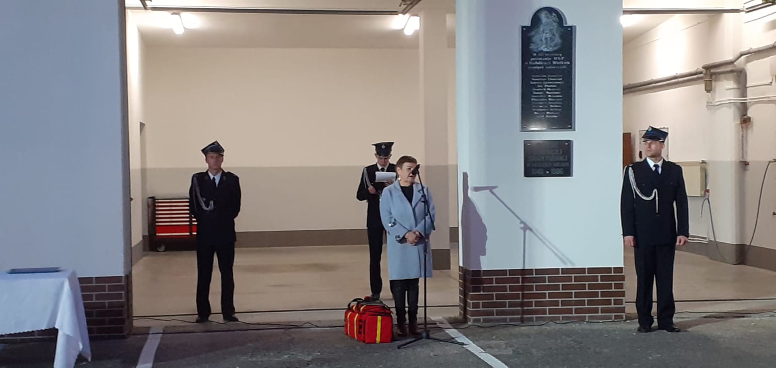 Przekazanie zestawu ratownictwa przedlekarskiego podczas obchodów Jubileuszu 75-lecia OSP w Nadolicach Wielkich