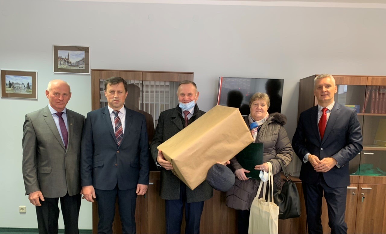 Wiceprezes Zarządu PIR Marek Siniło, Dyrektor PODR Wojciech Mojkowski, laureat II miejsca Pan Krzysztof Szmurło z małżonką, Dyrektor OR KRUS w Białymstoku Jacek Jarmołowicz
