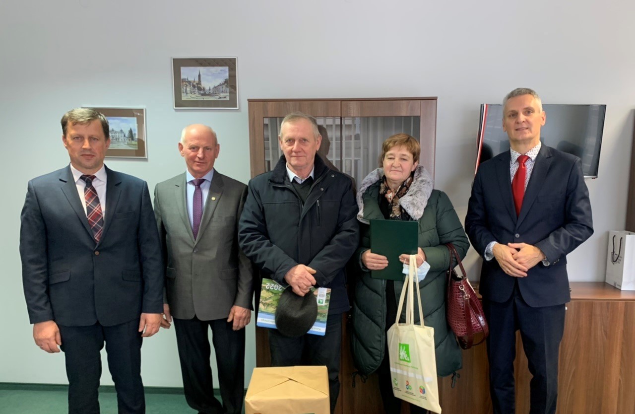 Dyrektor PODR Wojciech Mojkowski, Wiceprezes Zarządu PIR Marek Siniło, laureatka III miejsca Pani Teresa Kolędo z małżonkiem, Dyrektor OR KRUS w Białymstoku Jacek Jarmołowicz