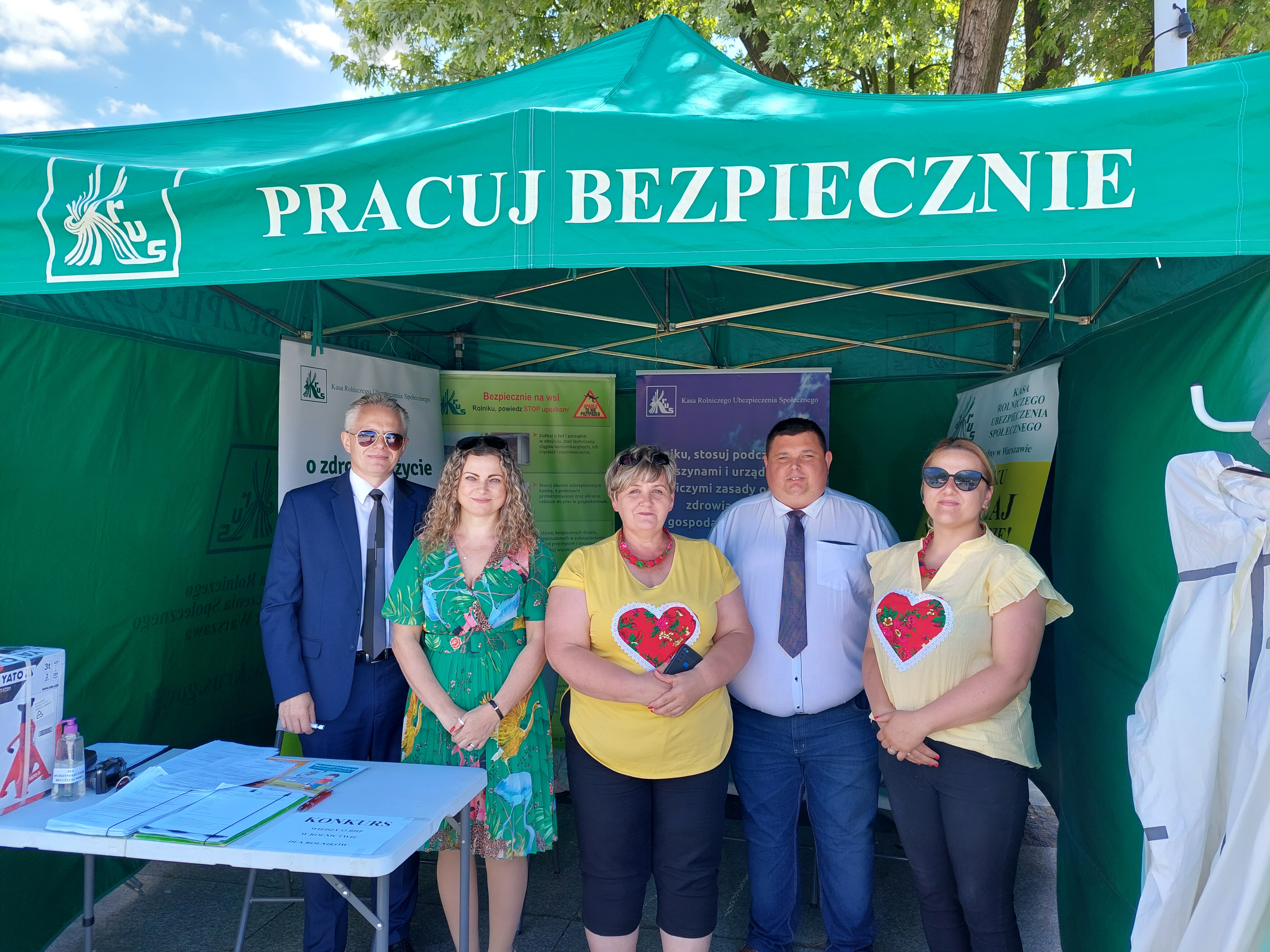 Pierwsze Dni Powiatu Węgrowskiego - laureaci konkursu BHP na stoisku informacyjnym KRUS 2