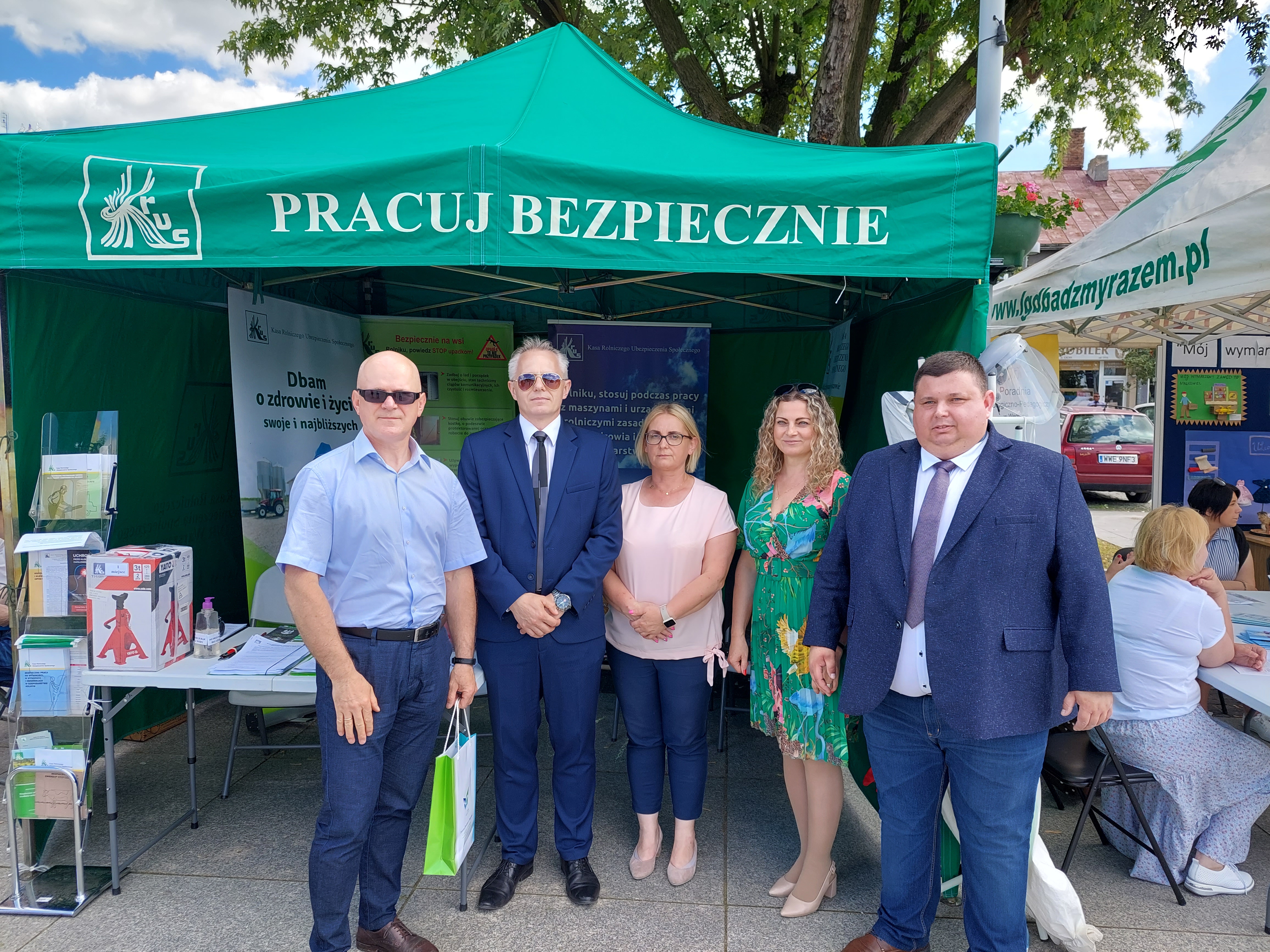 Pierwsze Dni Powiatu Węgrowskiego - laureaci konkursu BHP na stoisku informacyjnym KRUS