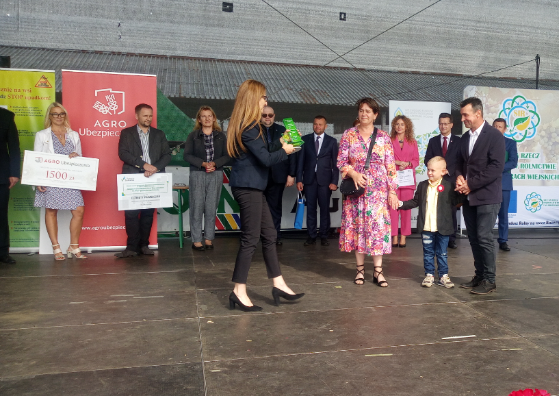 Wręczenie nagród zwycięzcom I miejsca w konkursie Bezpieczne Gospodarstwo Rolne