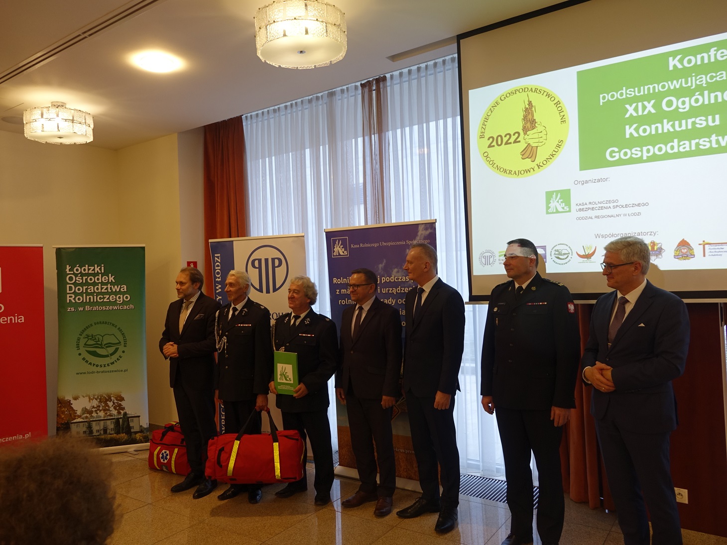 Konferencja podsumowująca Ogólnokrajowy Konkurs BGR 2022 na terenie województwa łódzkiego - przekazanie zestaw u ratownictwa OSP z województwa łódzkiego
